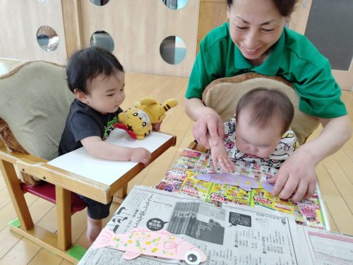 5月9日:めだかの形に切った色画用紙に指スタンプをしたよ♪
