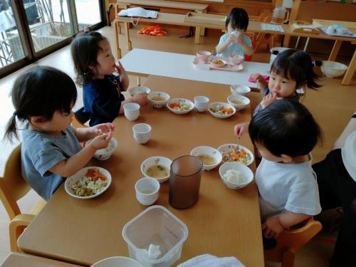 ４月１日：上手にスプーンを持って食べているね！