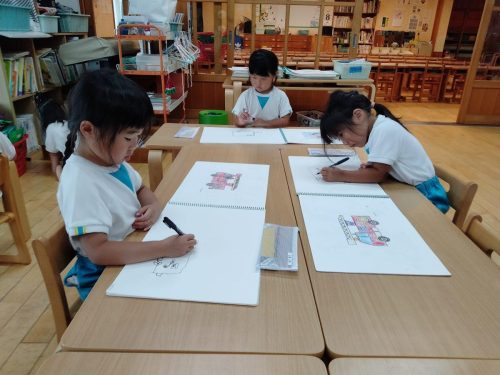 5月9日:自分が塗った消防車を見ながら描いたよ