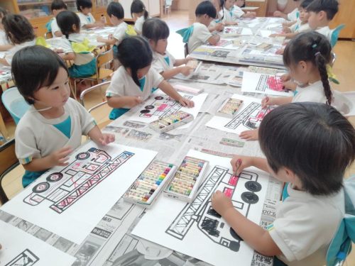 5月23日：お友達と話しながら色塗りをしているよ♪