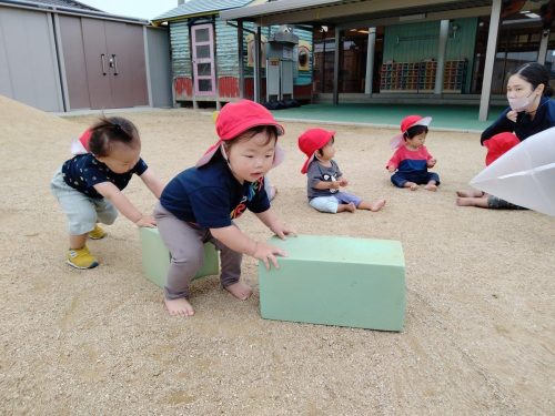 5月9日：ブロックを押して、電車ごっこ♪