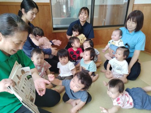 7月11日：図鑑でセミを見せてもらいました☆