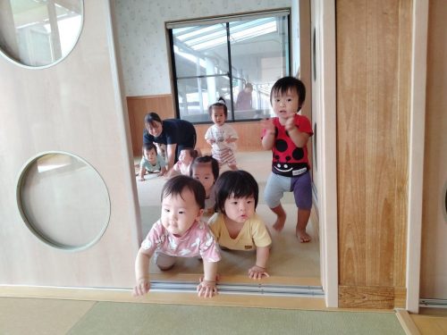 7月11日：ハイハイで部屋から出るよ～！