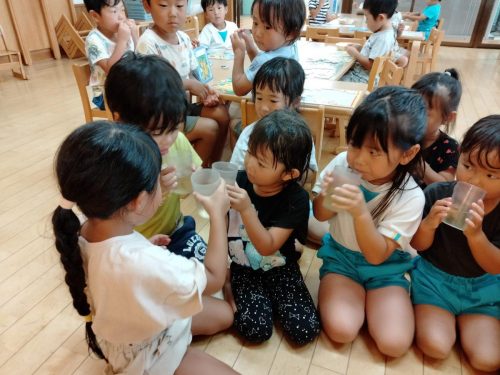 7月4日：いっぱい遊んだ後に飲んだら、おいしいね！