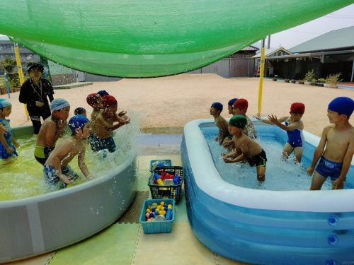 7月4日：水のかけあい勝負だ！