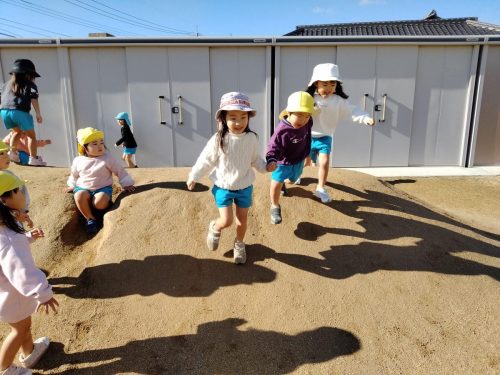 12月18日：園庭で元気に遊んだよ！