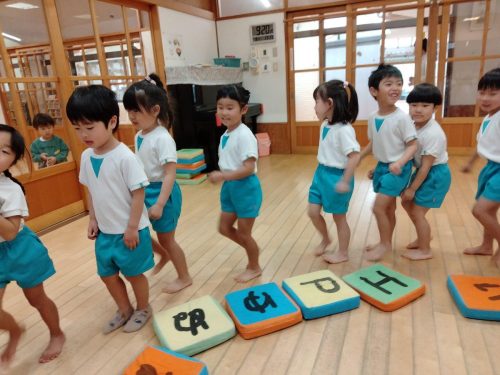 3月18日：クッション取りゲームをしたよ