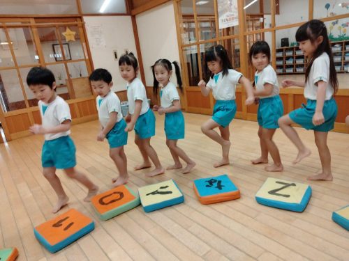 3月18日：クッション取りゲームをしたよ