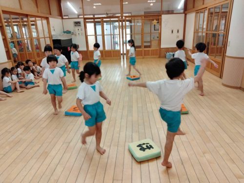 3月18日：クッション取りゲームをしたよ